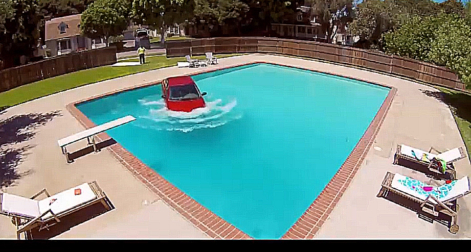 Утопил машину в бассейне