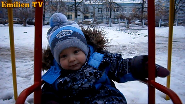 Ребёнок в 1 год катается на качелях зимой. Счастья полные штаны