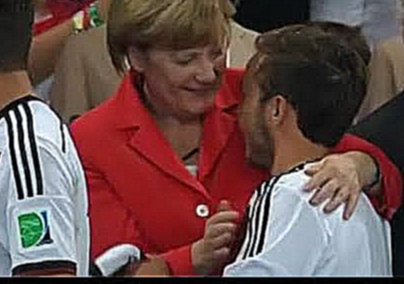 Меркель целует Марио Гётце