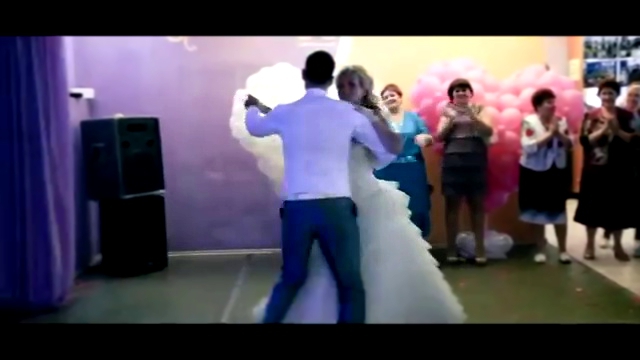 Видеоклип Жених и невеста танцуют вальс на свадьбе. Свадебный танец
