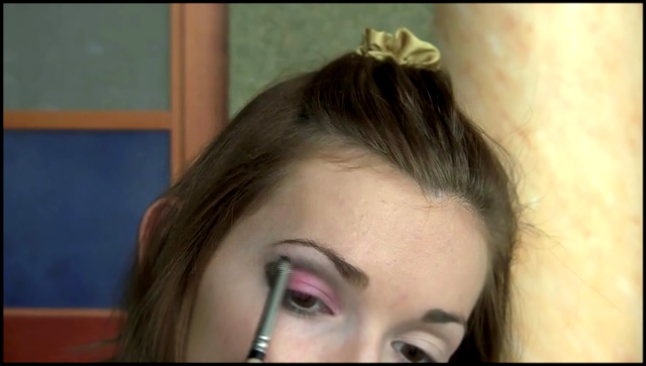 Видеоклип Как сделать розово-серый макияж глаз
