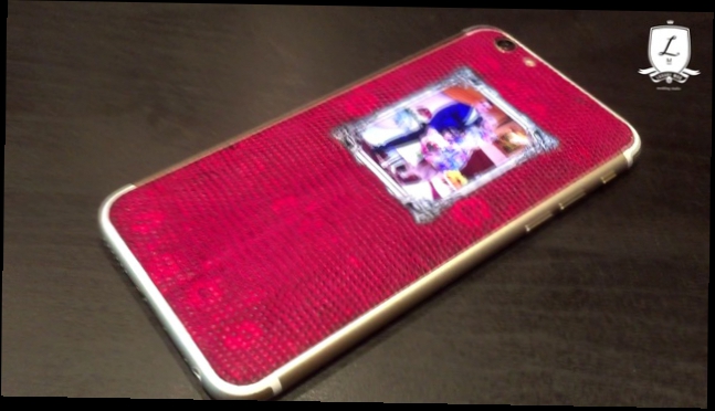 iPhone 6 со светящимся логотипом «Семейное фото» в алой коже игуаны