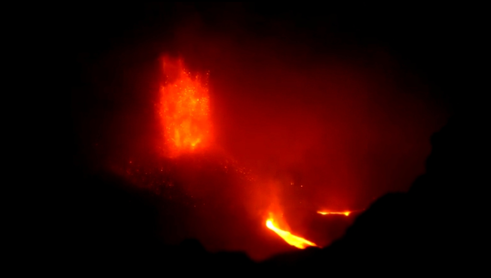 Индонезия. Кипящая лава извергающегося вулкана июль 2015 г.