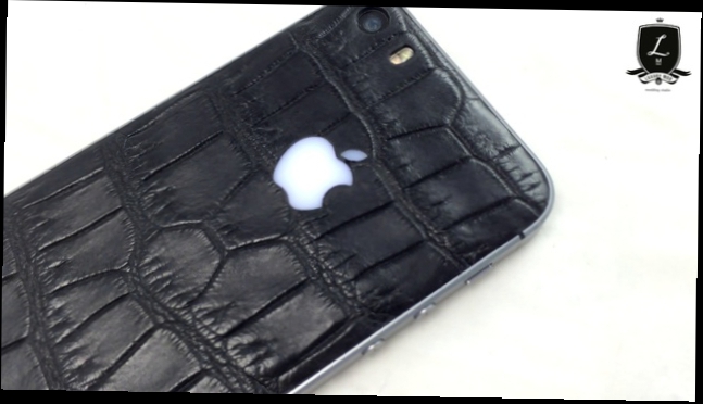 iPhone 5s в чёрной коже крокодила со светящимся логотипом