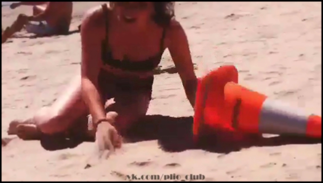 Софи Тернер и Мейси Уильямс на пляже #1