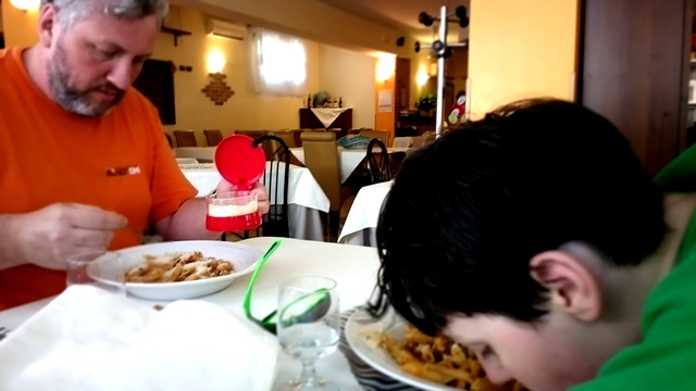 Видеоклип в Италии в ресторане кушаем пиццу и пасту