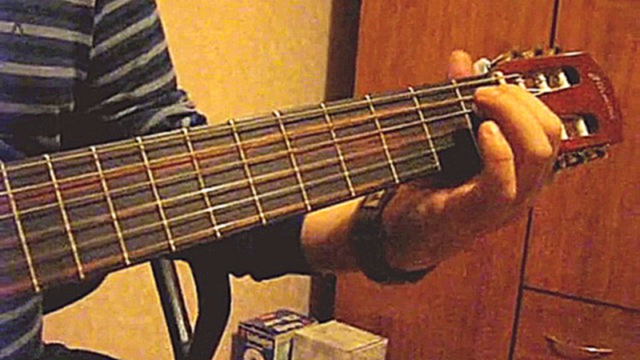 Видеоклип как правильно держать и прижимать струны левой рукой
