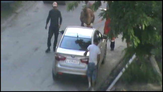 Мужики узбеки таджики тянут машину за трос