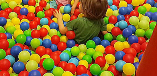 ✿ ВЛОГ Арсения: Мини парк развлечений для детей - Поиграем в парке с мячиками