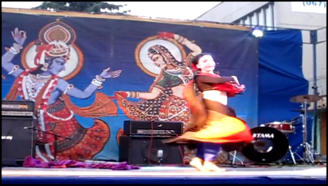 Индийские танцы и выступление йога
