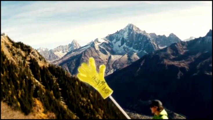 Видеоклип Экстремал в костюме-крыле поздоровался за руку с человеком на земле на скорости 100 км/ч (новости)