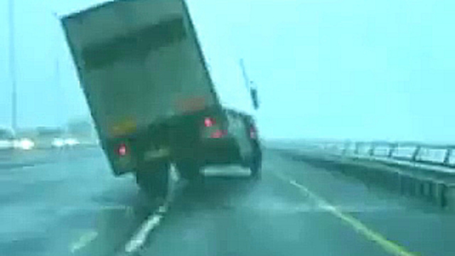 Видеоклип Фуру переворачивает ветром на дороге