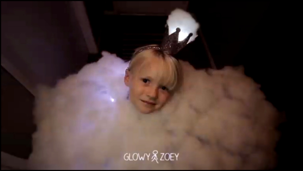 Видеоклип Девочка в костюме грозового облака на Хэллоуин