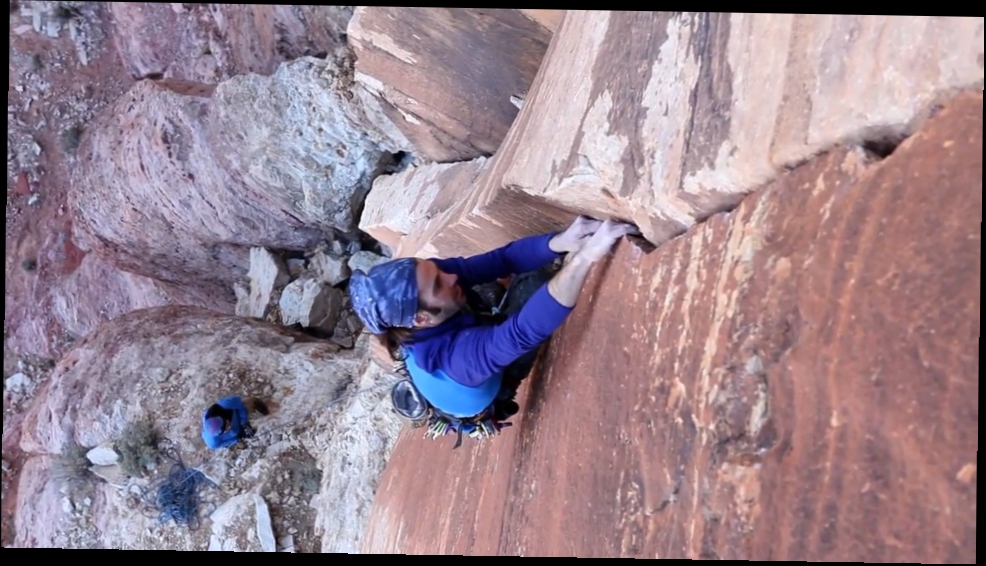 Скалолазание по трещинам на пальцах по Red Rock Canyon