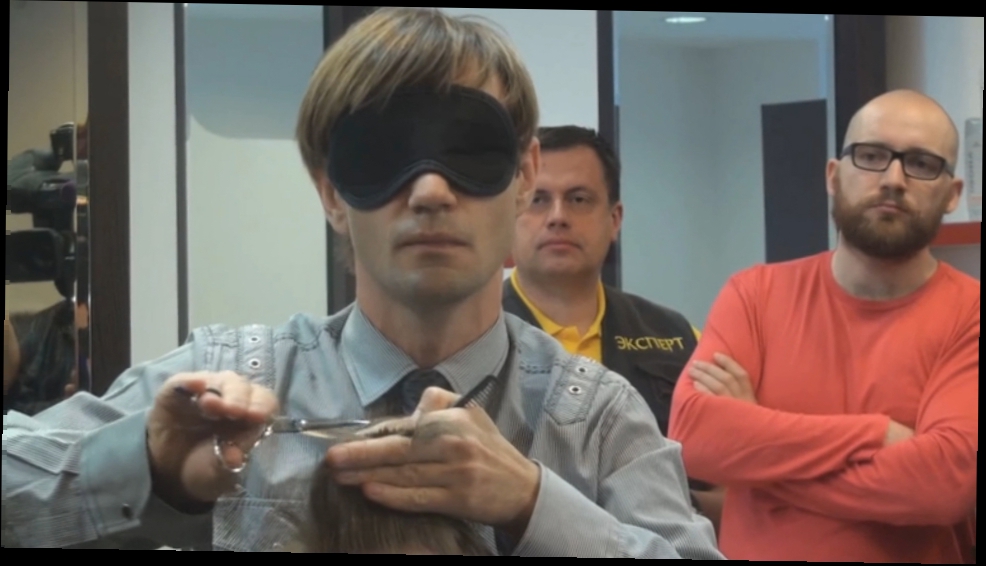 Парикмахер из Севастополя стрижет с завязанными глазами 