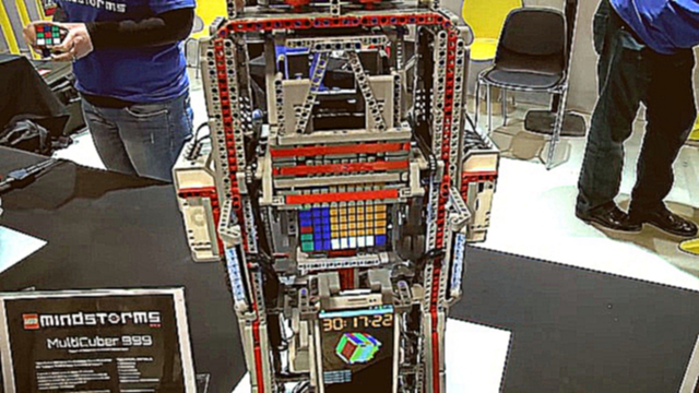 Робот Lego складывает огромный кубик Рубика 