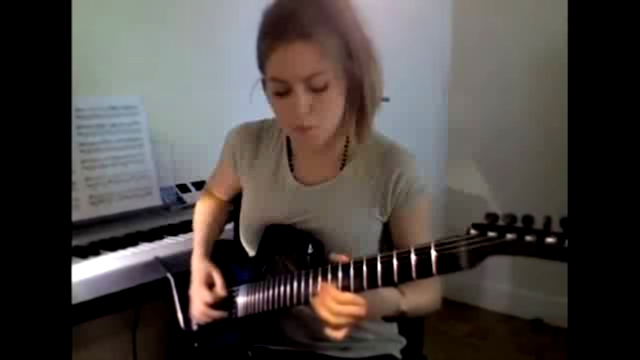 Девушка играет на гитаре