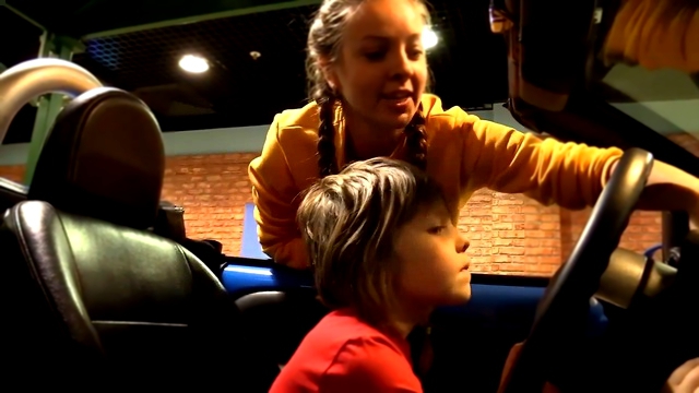 Видео для детей: Стив Minecraft, Маша КАПУКИ КАНУКИ и АДРИАН: Водим машину в МАСТЕРСЛАВЛЕ!