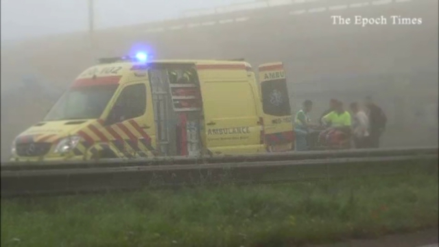 Видеоклип Из-за сильного тумана на дорогах Нидерландов произошли несколько аварий, два человека погибли