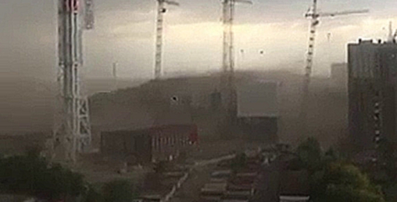 Башенный кран упал во время урагана в Москве