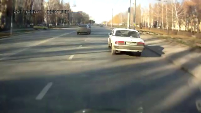 Видеоклип женщина за рулем ВАЗ-2112 протаранила «Жигуль»