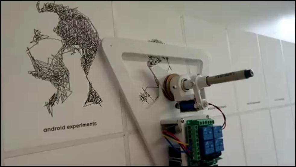 Робот Google превращает селфи в нарисованные портреты