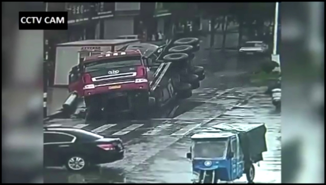 В Китае грузовик провалился в дорожную яму и развалился пополам