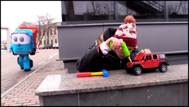 Детское видео: Грузовичок Лёва! #СуперЛёва застрял. Фёдор поможет: меняем резину.