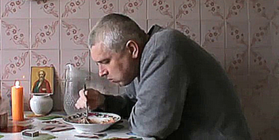 Видеоклип Домашний ужин мужика — мужик  кушает картошку и котлеты 2 штуки домашние званый обед в доме