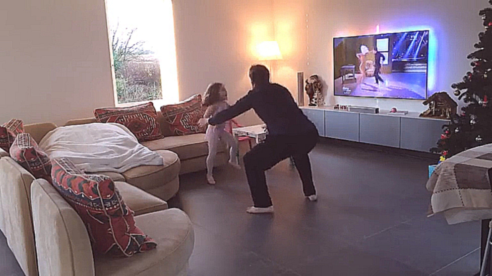 Папа с дочкой танцуют под Sia-Chandelier