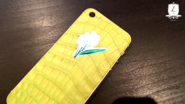 iPhone 5s со светящимся логотипом «Букет» в жёлтой коже крокодила