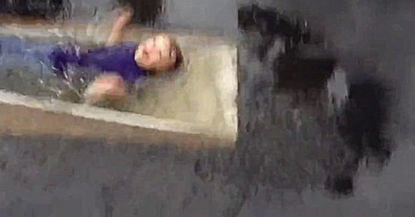 Видеоклип Малыш купается в луже