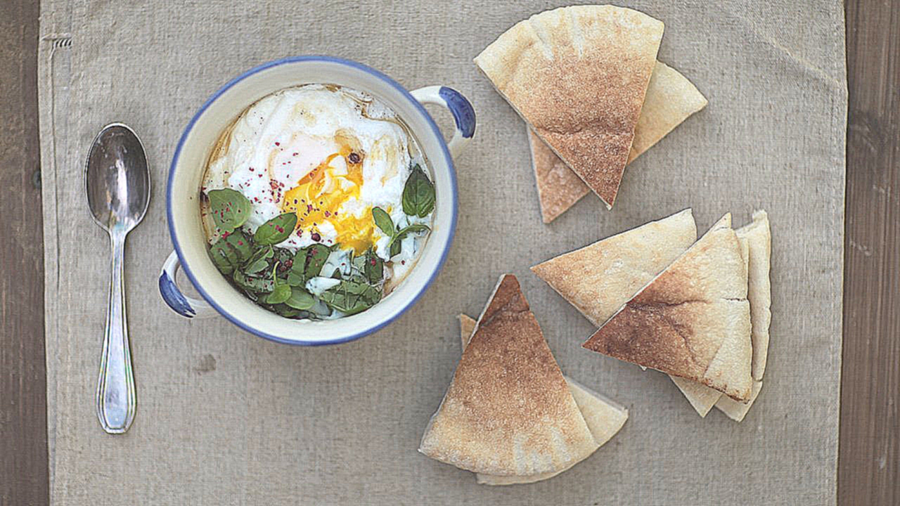 Завтрак по-турецки: яйцо-пашот с йогуртом