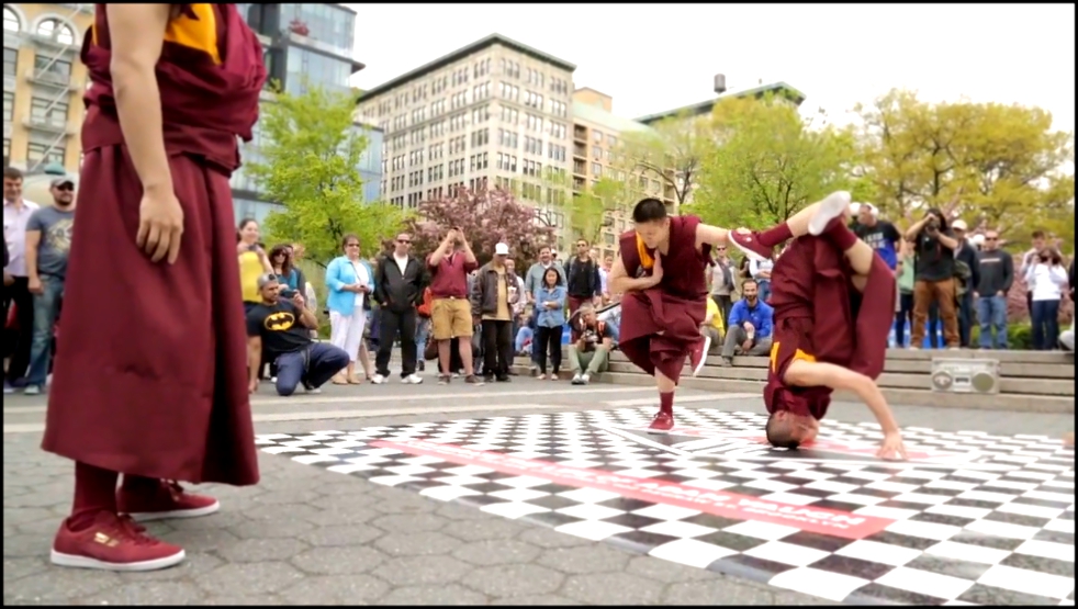 Видеоклип В Нью-Йорке буддисты станцевали брейк в честь основателя Beastie Boys