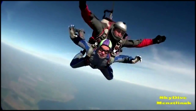 Видеоклип Первый прыжок с парашютом с высоты 4075 м