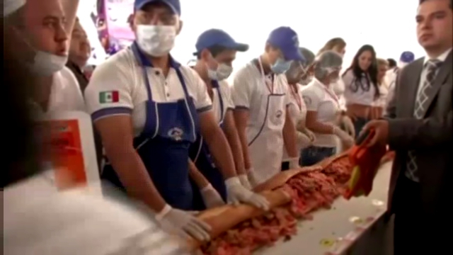 Видеоклип В Мехико приготовили самый длинный сэндвич в Латинской Америке