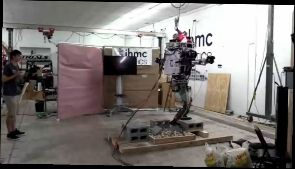 Человекоподобный робот Atlas освоил ходьбу по пересеченной местности