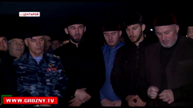Жители республики сегодня массово посещают могилу Первого Президента Чечни