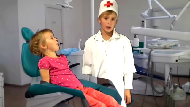 Дети играют в доктора - Вырываем зуб с уколом: визит к стоматологу 