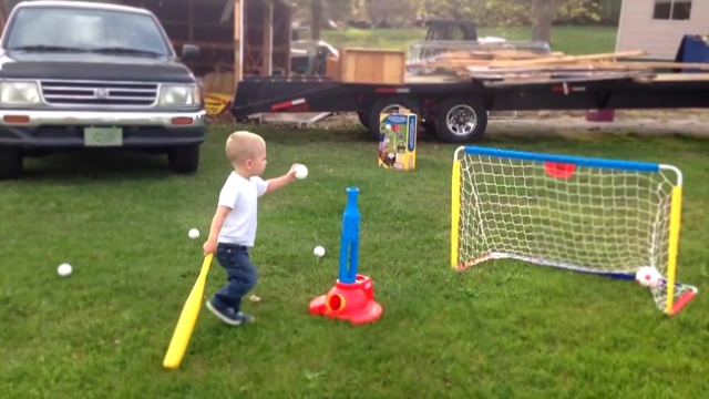 Видеоклип Маленький мальчик  профессионально играет с детства в бейсбол.