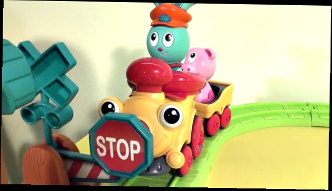Паровозик с зайчиком Бани и Даник играют в железную дорогу - Train set Bunny Ouaps. Toy train