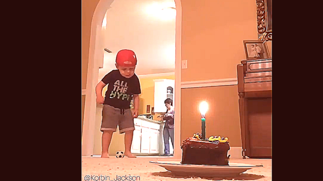 Реакция мальчика на сбитое пламя свечи торта
