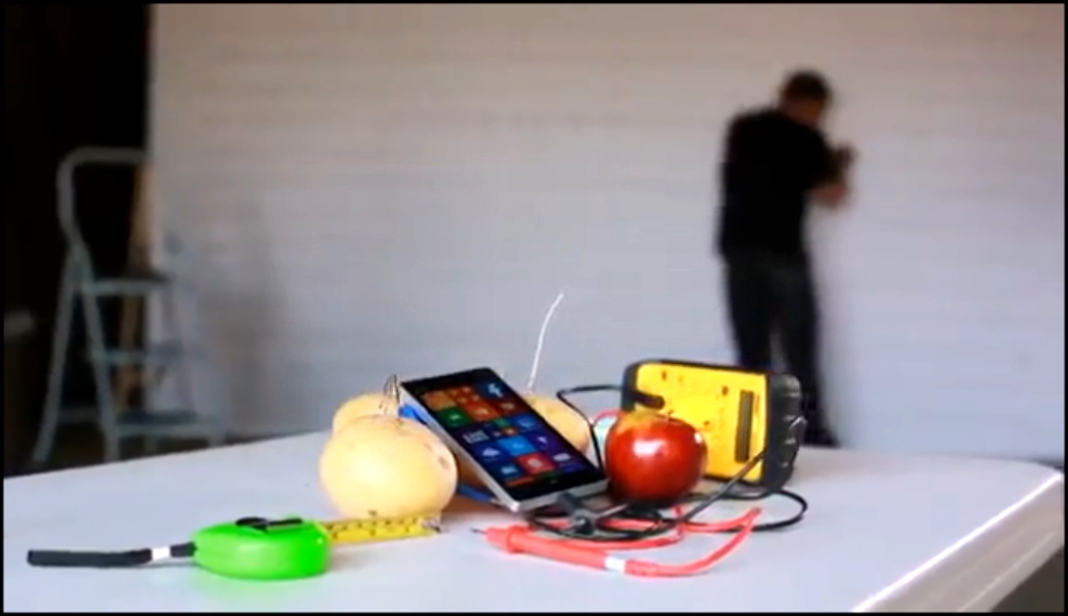 Видеоклип Сматрфон Nokia Lumia 930 может заряжаться от картошки и яблок