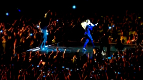 Видеоклип Сумасшедший фанат чуть не утащил Бейонсе со сцены во время концерта