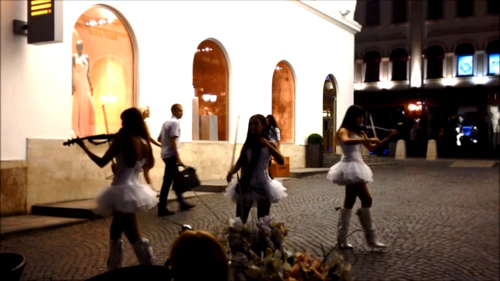 Видеоклип Скрипачки DOLLS на улице в центре Москвы (музыка из фильма 