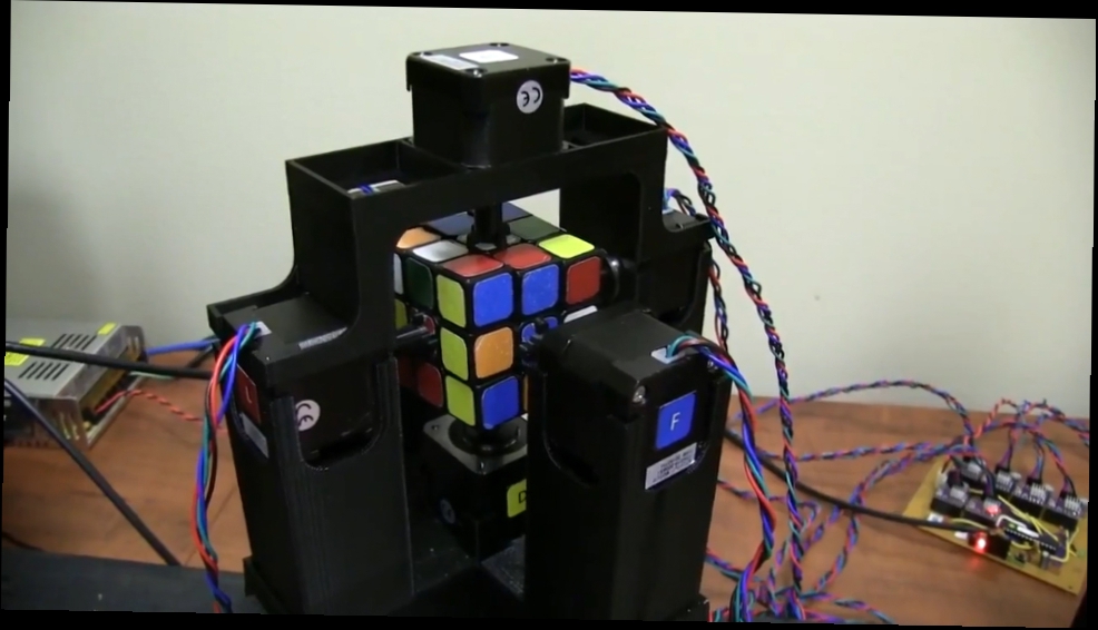 Самый быстрый собиратель кубика рубика 