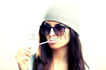 Стильный девочка-подросток с сигаретой