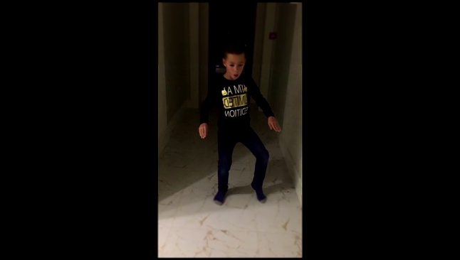 Видеоклип Пародия ребенка на танец под песню 