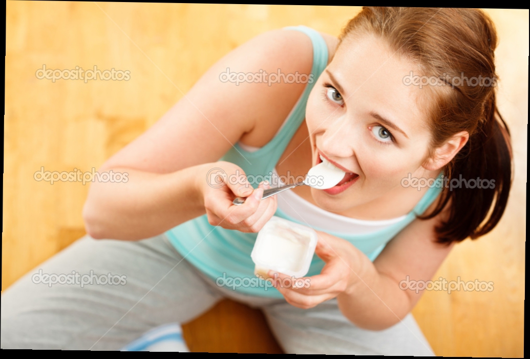 Высокий ключевых портрет молодой кавказской женщины едят йогурт в домашних условиях — Фото автора AILA_IMAGES
