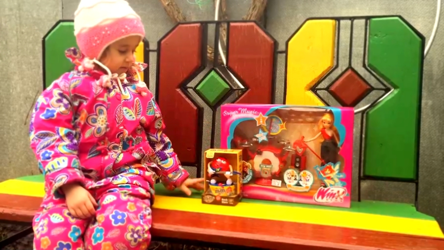 Видеоклип Кукла из Клуб Винкс и Игрушка эмэмдемс Открываем игрушки. A Doll Winx Club. Opening presents toy 